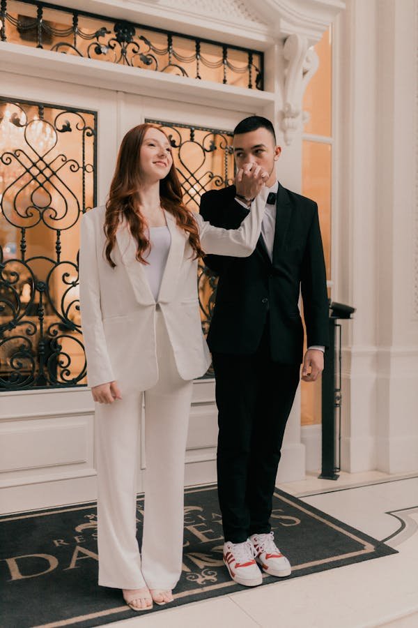 Les combinaisons pantalon cérémonie femme : élégance et style